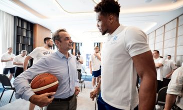 Μητσοτάκης: Ο Γιάννης Αντετοκούνμπο ενσαρκώνει τις κοινές μας αξίες: ανθρώπινη αξιοπρέπεια, ισότητα, κοινωνική ένταξη