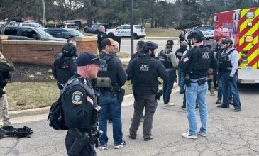 Πανικός στο Μίσιγκαν από πυροβολισμούς σε συναγωγή – Αυτοκίνητο έπεσε πάνω σε κτήριο που στεγάζει και σχολείο – Νεκρός ο δράστης