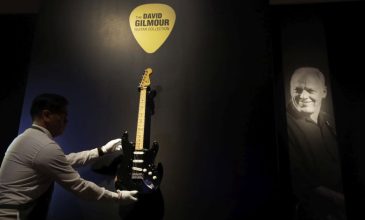 Η «Black Strat» του Ντέιβιντ Γκίλμορ η πιο ακριβή κιθάρα που πωλήθηκε σε δημοπρασία για 14,55 εκατ. δολάρια