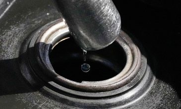 Πάνω από 110 δολάρια το πετρέλαιο — Πιέσεις στις τιμές ενέργειας, η κυβέρνηση εξετάζει νέο πακέτο μέτρων για ηλεκτρικό και στήριξη επιχειρήσεων