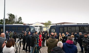 Διαδηλωτές συγκεντρώνονται στο ΓΑΙΟΠΟΛΙΣ Λάρισας ενόψει της δίκης για τα Τέμπη