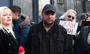 Διαμαρτυρίες συγγενών θυμάτων για τις συνθήκες διεξαγωγής της δίκης των Τεμπών