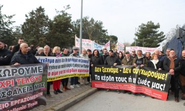 Με ζητήματα για την αίθουσα άρχισε η δίκη για τα Τέμπη – Ομάδα διαδηλωτών έγραψε στον δρόμο με κόκκινη μπογιά τα ονόματα των θυμάτων της τραγωδίας