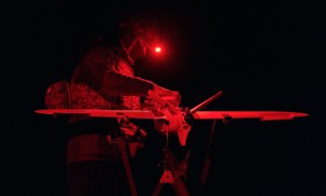 Drones χτυπούν την Amazon στο Μπαχρέιν, ενώ η Ινδία αγοράζει ιρανικό πετρέλαιο – Οικονομικές αναταράξεις και πλήγμα στις ψηφιακές υποδομές λόγω της κρίσης