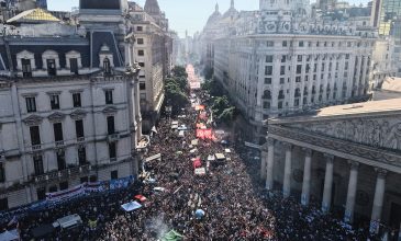 50 χρόνια μετά την επιβολή δικτατορίας στην Αργεντινή: Δεκάδες χιλιάδες διαδήλωσαν εναντίον της λήθης