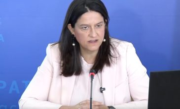 Κατώτατος στα 920 ευρώ με ευρύτερες επιπτώσεις σε επιδόματα και Δημόσιο