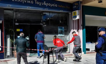 Ένοπλη ληστεία στα ΕΛΤΑ Λουτρακίου: Αυτόπτης μάρτυρας περιγράφει τον τρόπο που έδρασαν οι κουκουλοφόροι με τα καλάσνικοφ – «Άκουσα ένα μπαμ»
