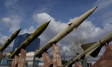 Το Ιράν επιτίθεται σε κράτη του Κόλπου και απειλεί με «καταστροφικά» αντίποινα εάν ο Ντόναλντ Τραμπ πραγματοποιήσει τις απειλές του