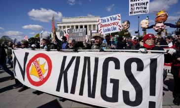 «Όχι Βασιλιάδες, Όχι ICE, Όχι Πόλεμος» – Χιλιάδες συγκεντρώσεις στις ΗΠΑ και στην Ευρώπη κατά του Ντόναλντ Τραμπ