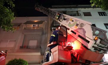 Υπό έλεγχο η φωτιά σε διαμέρισμα στο Γκύζη – Στο νοσοκομείο γυναίκα με εγκαύματα