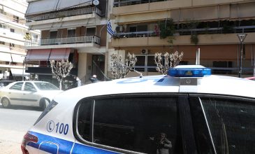 Συνελήφθη τελικά ο 54χρονος γιος για τη δολοφονία της μητέρας και της αδελφής του, στου Ζωγράφου – Τι ισχυρίζεται και τι παραξένεψε τους αστυνομικούς