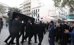 Πλήθος κόσμου συρρέει στο παρεκκλήσι της Μητρόπολης Αθηνών για το λαϊκό προσκύνημα στη Μαρινέλλα – Δείτε φωτογραφίες