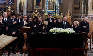 Το τελευταίο «αντίο» στη μεγάλη Μαρινέλλα – Παρουσία του Κυριάκου Μητσοτάκη η εξόδιος ακολουθία στη Μητρόπολη Αθηνών