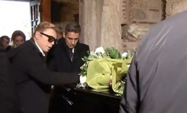 «Λύγισε» ο Τάκης Ζαχαράτος όταν αντίκρυσε το φέρετρο της Μαρινέλλας – Δείτε βίντεο