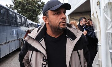 Με ασθενοφόρο αποχώρησε ο Πάνος Ρούτσι από το δικαστήριο – Για αστυνομική βία κάνει λόγο η Κωνσταντοπούλου