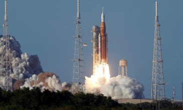 Το πλήρωμα της αποστολής «Άρτεμις 2» σε τροχιά γύρω από τη Γη, προτού κινηθεί προς τη Σελήνη