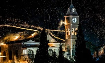 Χιλιάδες ρουκέτες «έσκισαν» τον νυχτερινό ουρανό της Χίου, κάνοντας τη νύχτα, μέρα – Εντυπωσιακές εικόνες από τον Βροντάδο