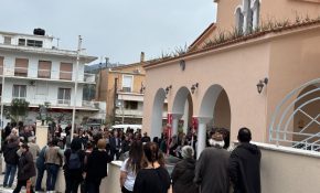 Θρήνος στην κηδεία της 19χρονης στο Αργοστόλι – Τι υποστήριξαν οι τρεις συλληφθέντες