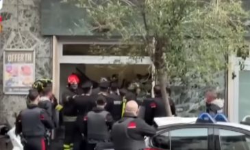 Ριφιφί σε τράπεζα στη Νάπολη – Ένοπλοι κουκουλοφόροι κράτησαν 25 ομήρους και άδειασαν τις θυρίδες με κινηματογραφικό τρόπο