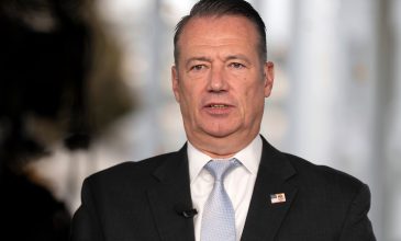 Αποχωρεί ο διευθυντής της αμφιλεγόμενης αστυνομίας μετανάστευσης ICE των ΗΠΑ