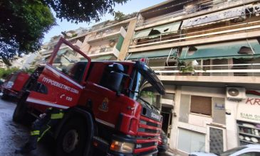 Τραγωδία στον Κολωνό: Φονική πυρκαγιά σε διαμέρισμα με δύο νεκρoύς – Σε εξέλιξη οι έρευνες της Πυροσβεστικής