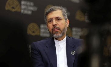 Οι ΗΠΑ «δεν μπορούν να επιβάλουν μια πολιορκία» στα Στενά του Ορμούζ, λέει ο Ιρανός υφυπουργός Εξωτερικών