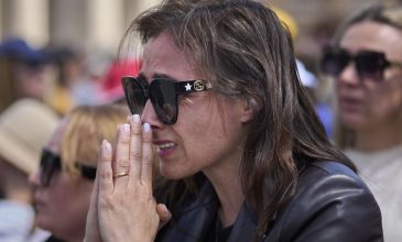 Οι πιστοί συρρέουν για να προσκυνήσουν στον τάφο του πάπα Φραγκίσκου, ένα χρόνο μετά το θάνατό του