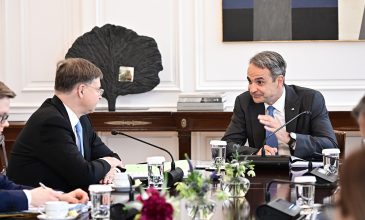 Στο Μέγαρο Μαξίμου ο Επίτροπος Οικονομίας, Βάλντις Ντομπρόβσκις – «Αξιοσημείωτη ανάκαμψη της Ελλάδας από κάθε άποψη»