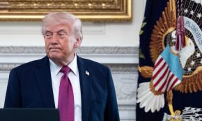 Πολλαπλασιάζονται στο διαδίκτυο οι θεωρίες συνωμοσίας ότι ο Τραμπ σκηνοθετεί ο ίδιος τις απόπειρες δολοφονίας του