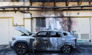 Η οργάνωση «Κομμάντο Κυριάκος Ξυμητήρης» πίσω από την εμπρηστική επίθεση στο ΙΧ του πραγματογνώμονα των Τεμπών, Δημήτρη Καρώνη