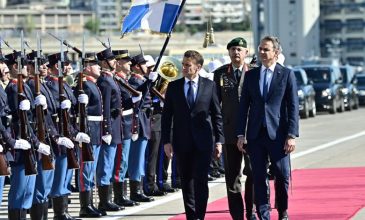 Στην φρεγάτα «Κίμων» ο πρωθυπουργός με τον πρόεδρο της Γαλλίας