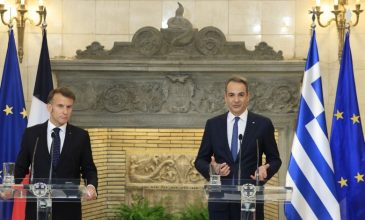Πιο ισχυρή η ελληνογαλλική συνεργασία: Μακρόν: «Οικοδομούμε μία δυνατή σχέση» – Μητσοτάκης: «Η αλληλεγγύη μας δοκιμάστηκε στην πράξη»