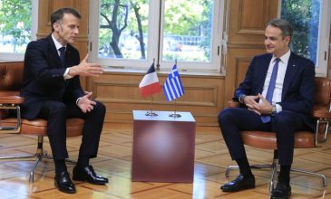 Στο Μέγαρο Μαξίμου ο Εμανουέλ Μακρόν για το τετ α τετ με τον Κυριάκο Μητσοτάκη