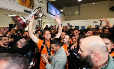 «Έριξαν τα τείχη» στο αεροδρόμιο του Ηρακλείου για τον Κυπελλούχο Ελλάδας ΟΦΗ – Απόλυτη αποθέωση για παίκτες και Κόντη