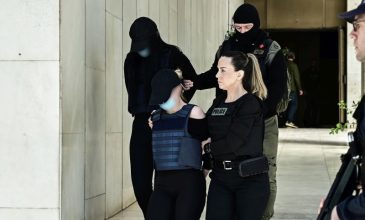 Δολοφονία 27χρονου στον Άγιο Δημήτριο: Διεκόπη η δίκη για υπόθαλψη των τριών φίλων του καθ’ ομολογίαν δράστη – Ξέσπασε ο πατέρας του θύματος
