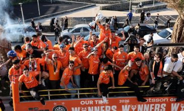 Λαοθάλασσα και αποθέωση για τους παίκτες του ΟΦΗ στην ανοικτή παρέλαση στο Ηράκλειο