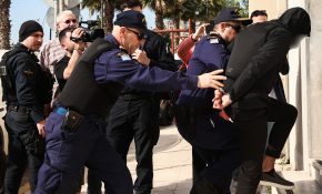 Δολοφονία 27χρονου στον Άγιο Δημήτριο: «Ο γιος μου ξεψύχησε εκεί που παίζαμε μπάλα», κατέθεσε στο δικαστήριο ο πατέρας του Θεόφιλου