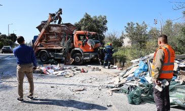 Ανατροπή φορτηγού προκάλεσε τεράστιο μποτιλιάρισμα στη λεωφόρο Βουλιαγμένης