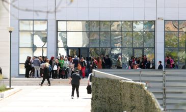 «Δεν είμαστε αναλώσιμοι» – Διακοπή εργασιών την Τετάρτη στα δικαστήρια της Αθήνας μετά τους πυροβολισμούς στο πρώην Ειρηνοδικείο