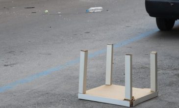 Κινητοποίηση της Αστυνομίας για 20χρονο που πετάει αντικείμενα σε πεζοδρόμιο στην Θεσσαλονίκη