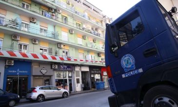 Στο αστυνομικό τμήμα ο 20χρονος που πετούσε αντικείμενα  από το μπαλκόνι του σε πεζοδρόμιο της Θεσσαλονίκης