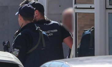 Στην Ευελπίδων ο 89χρονος που πυροβόλησε με καραμπίνα πέντε άτομα – «Αν ήθελα να σκοτώσω θα σκότωνα, αλλά πυροβολούσα στο πάτωμα»