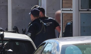 Για απόπειρα ανθρωποκτονίας κατά συρροή κατηγορείται ο 89χρονος πιστολέρο – Ο ίδιος φέρεται να επιμένει πως η αγανάκτηση όπλισε το χέρι του