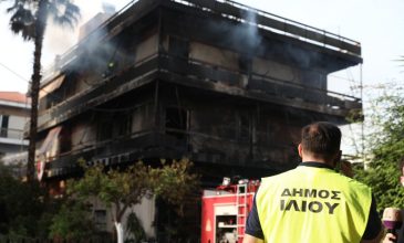 «Παρανάλωμα» του πυρός το κατάστημα ανταλλακτικών στο Ίλιον – Κάηκαν ολοσχερώς και διαμερίσματα