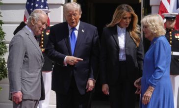 Ο Τραμπ χαιρέτισε «τον φοβερότερο από τους βασιλιάδες» στο τέλος της επίσκεψης του Καρόλου
