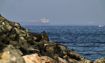 Στις φλόγες νοτιοκορεατικό εμπορικό πλοίο στην περιοχή του Ορμούζ – Ερευνάται αν δέχτηκε επίθεση