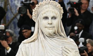 Η συγκλονιστική εμφάνιση της Χάιντι Κλουμ ως αναγεννησιακό άγαλμα στο Met Gala 2026
