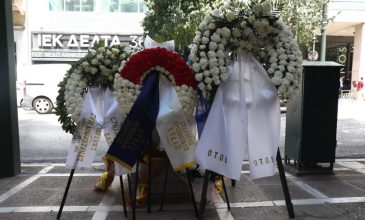 Ο κόσμος τιμάει την μνήμη των αδικοχαμένων της Marfin δεκαέξι χρόνια μετά την τραγωδία