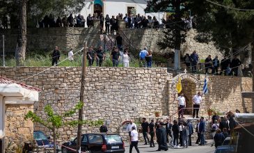 Σε κλίμα οδύνης και έντασης η κηδεία του 21χρονου Νικήτα στην Κρήτη – Οι συγγενείς απαίτησαν την απομάκρυνση των αστυνομικών δυνάμεων