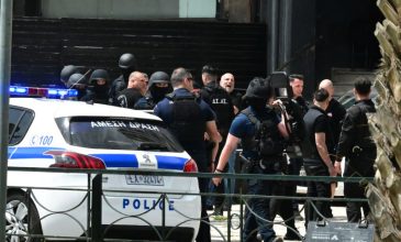 Στη φυλακή ο 58χρονος που πυροβόλησε με ούζι μέσα σε μπαρ στην Καλλιθέα – Ισχυρίστηκε πως είχε καταναλώσει μεγάλη ποσότητα αλκοόλ